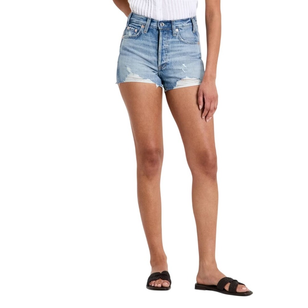 Universal Thread Women's Light Wash Distressed Denim Jean Shorts Size 6